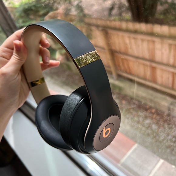 Beats Studio 3 Headphones in Black and Cream/Tan color - Picture 3 of 7